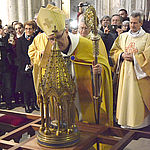 06 Mgr Jordy vénère les reliques de saint Martin