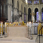 13 Mgr Jordy monte à l’autel, le vénère puis procède aux rites d’encensement.